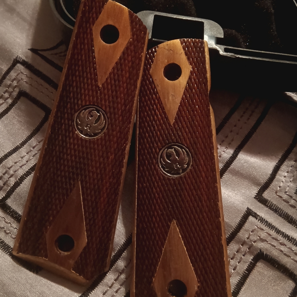 1911 (Ruger) grips with medallions